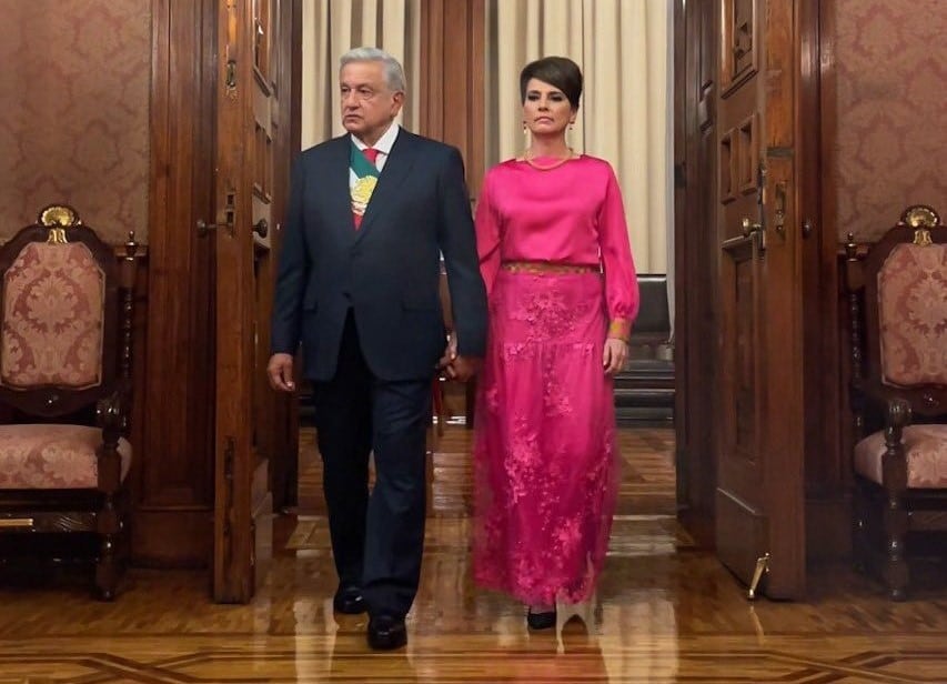 Vestuario y peinado de Beatriz Gutiérrez en relación con discurso de autoridad de AMLO