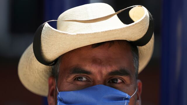 Vendedor callejero de México utiliza cubrebocas para protegerse del coronavirus.