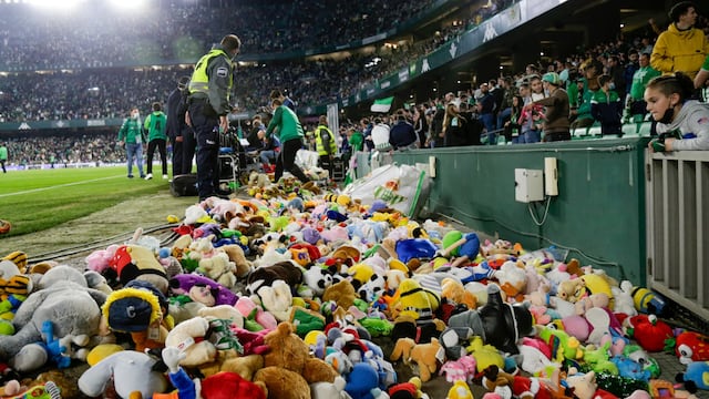 Juguetes lanzados durante un partido del Real Betis para beneficiar a miles de niños en España