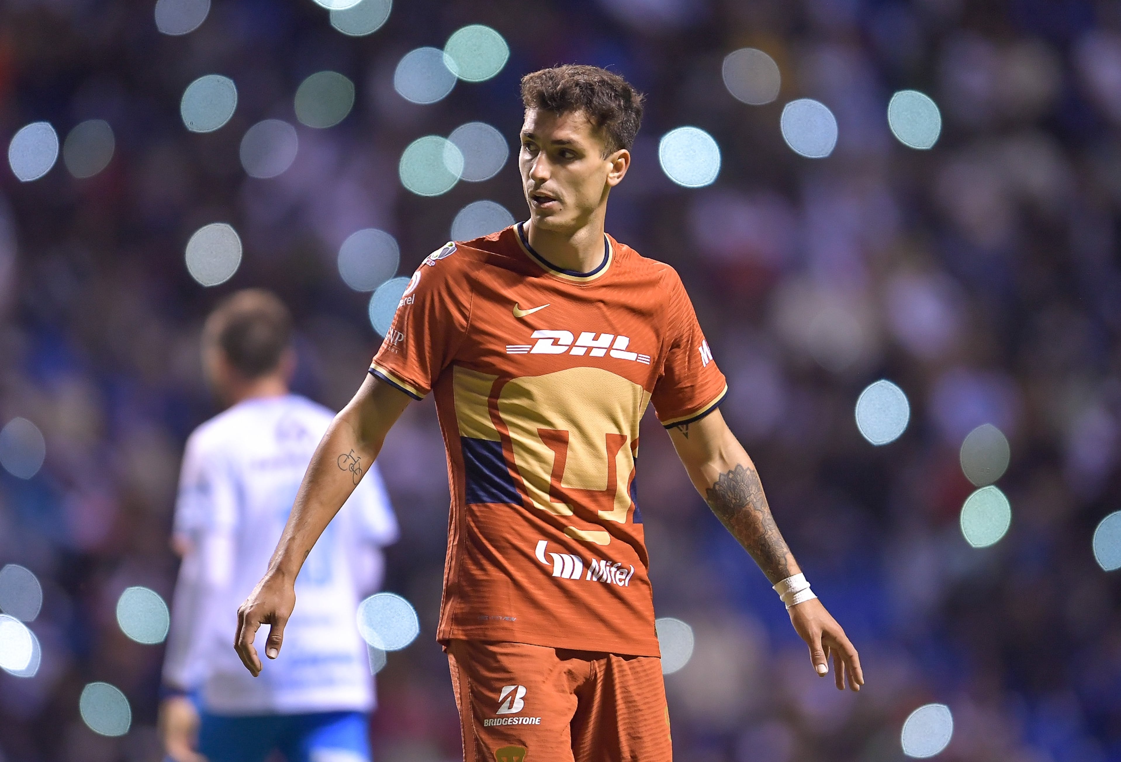Dinenno con camiseta alternativa del Club Pumas
