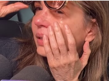 Yolanda Andrade muestra el ojo afectado por el aneurisma cerebral.