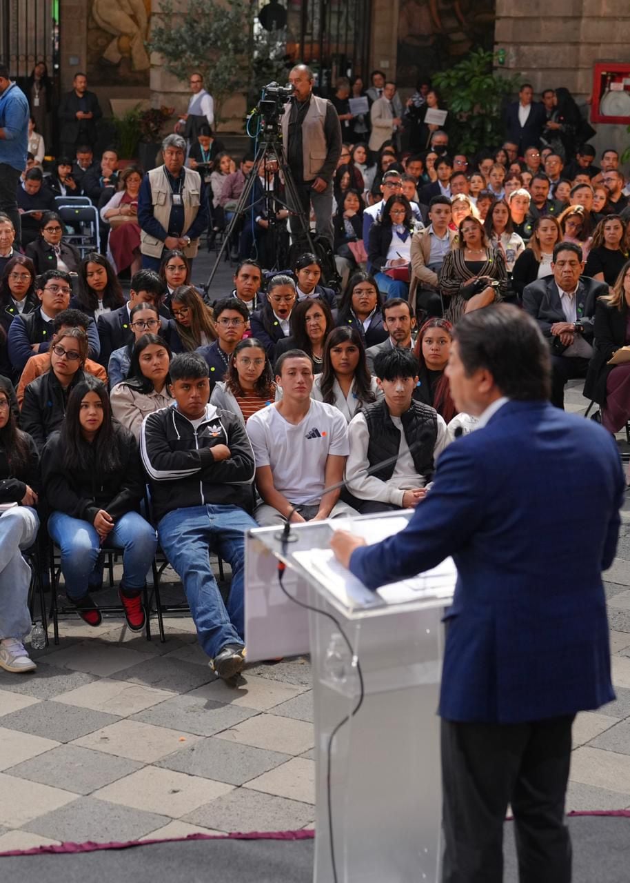 Mario Delgado llama a regular uso de tecnologías digitales en escuelas