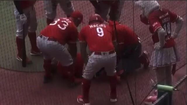 Batboy de los Diablos Rojos de México sufre aparatoso golpe con bate.