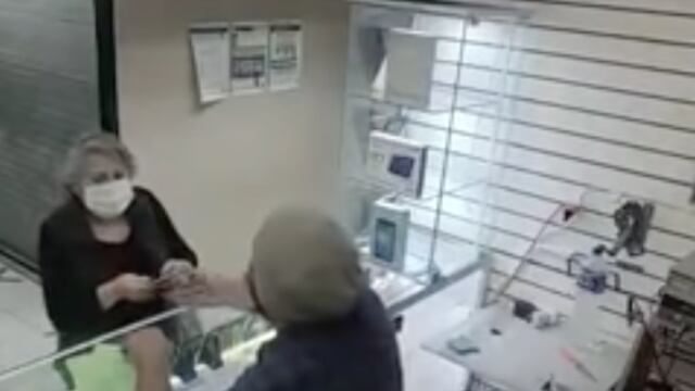 Abuelita lleva a reparar su celular