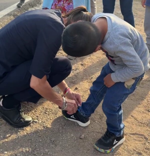 Video de Claudia Sheinbaum abrochándole las agujetas a un niño en Oaxaca