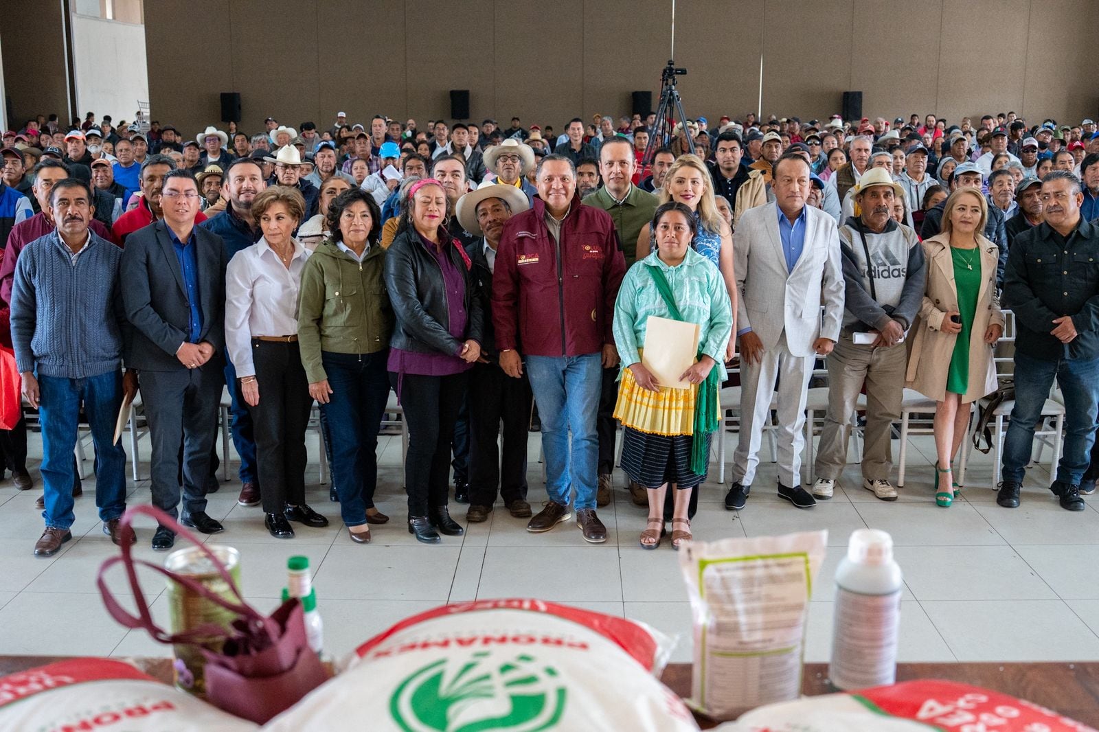 Toluca fortalece al campo con la entrega 60 toneladas de fertilizante