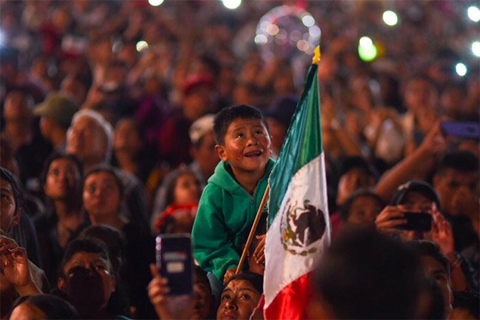 La emoción por el evento patrio fue patente sobre todo en los niños que contemplaron los espectaculares fuegos de artificio.