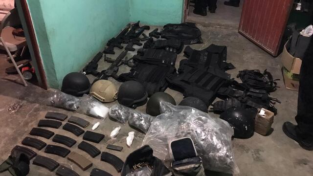 Armas largas, armas cortas, cascos balísticos, cargadores, chalecos, porta cargadores y fornituras fueron decomisados.