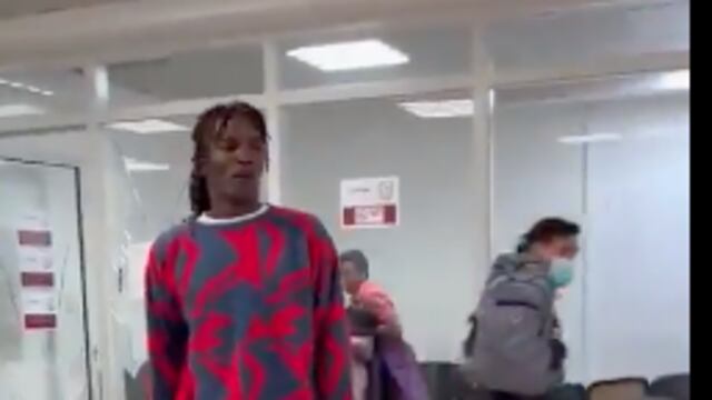 Hombre rompe vidrios y amenaza a empleados en el Aeropuerto Internacional de Cancún