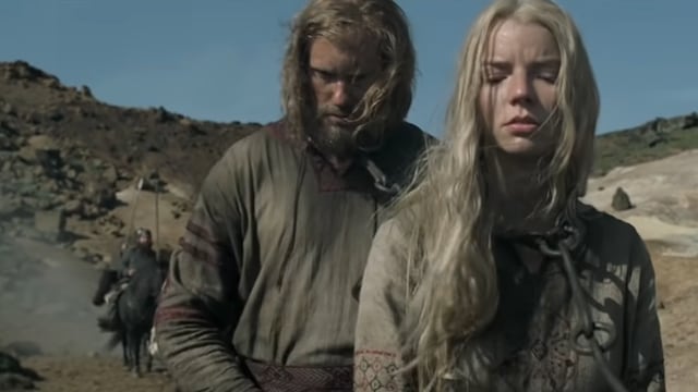 Alexander Skarsgard y Anya Taylor-Joy en la película The Northman