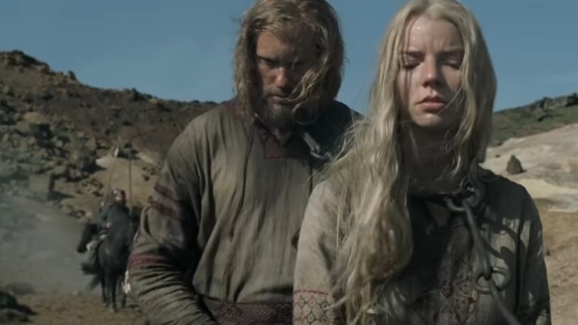 Alexander Skarsgard y Anya Taylor-Joy en la película The Northman
