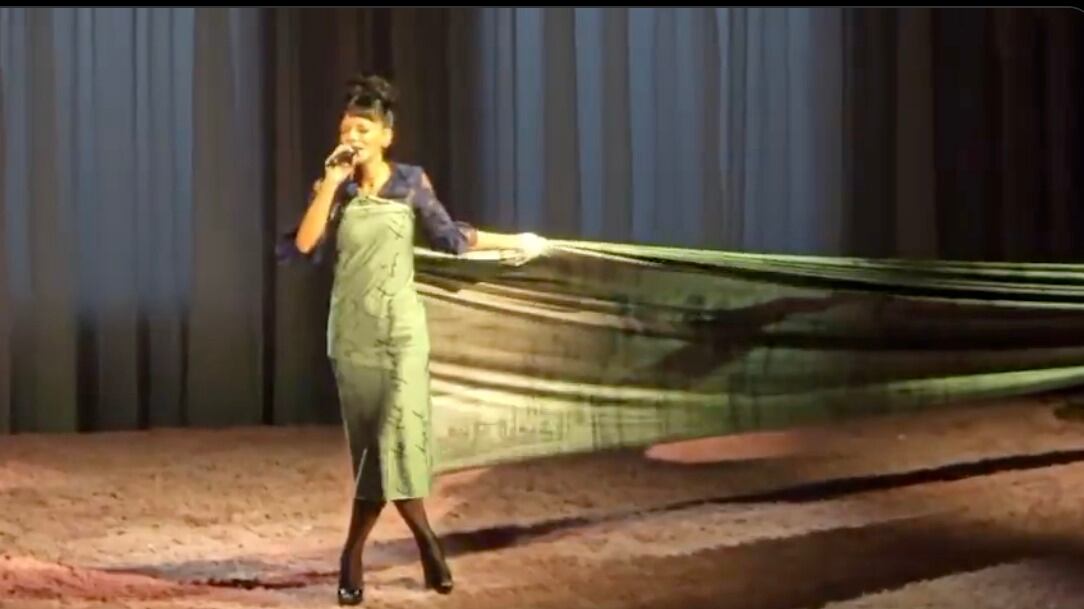 Lily Allen usa vestido con recibos de compras de David Harbour