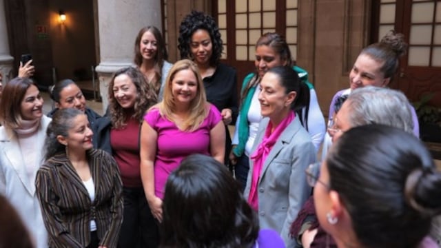 Claudia Sheinbaum con mamás que han sido víctimas de violencia vicaria