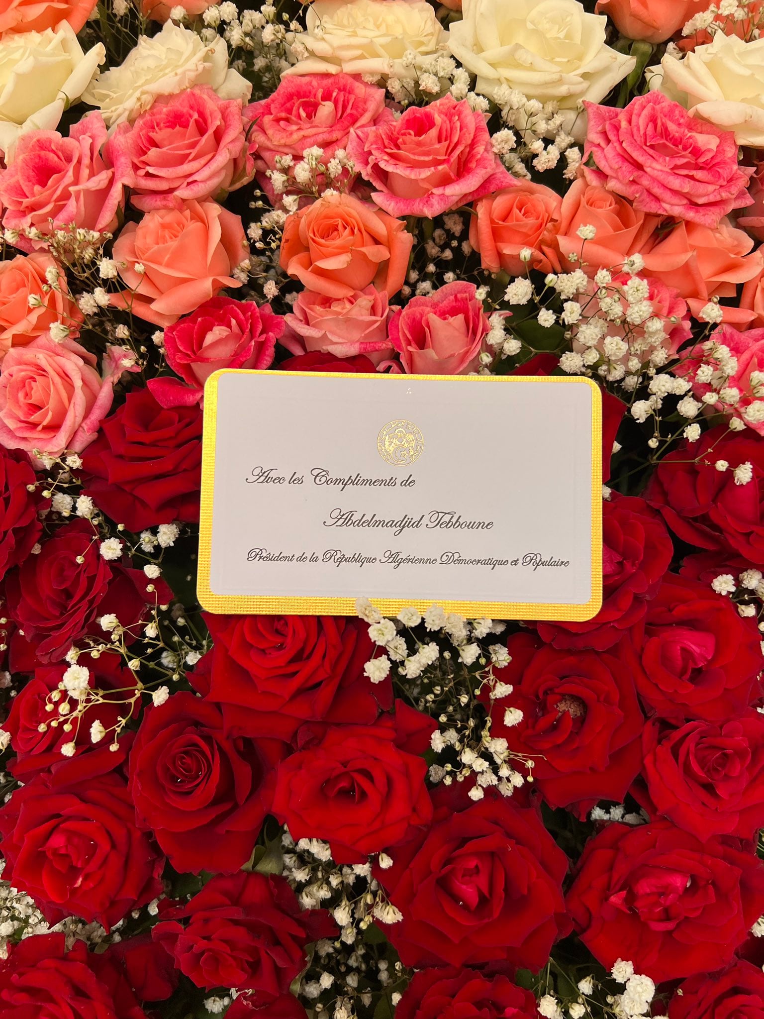 Argelia manda flores a la Embajada de México por su aniversario de Independencia