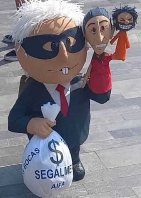 Muñecos sobre AMLO y Sheinbaum en la Marea Rosa
