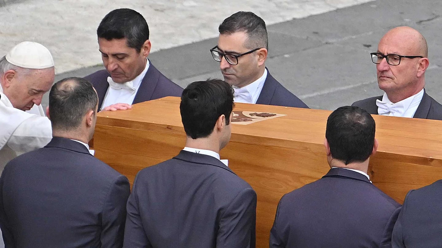 Papa Francisco se despide de Benedicto XVI