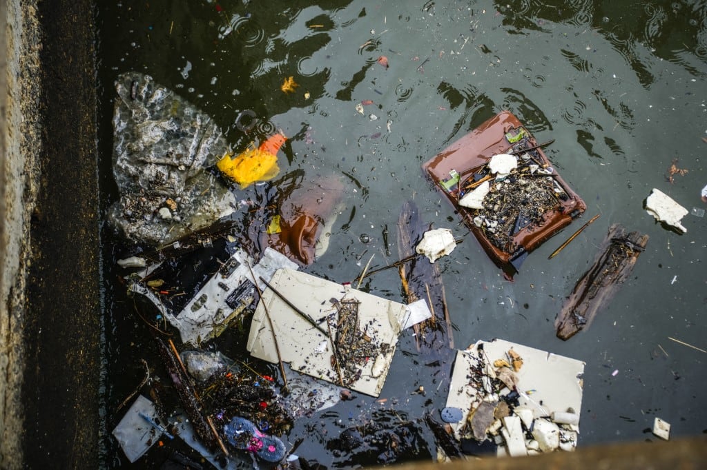 JERSEY CITY, NEW JERSEY - APRIL 11: Debris floats near where a helicopter crashed on the Hudson River on April 11, 2025 in Jersey City, New Jersey. Six people are dead after the sightseeing helicopter carrying a family of tourists from Spain crashed into the Hudson River off Lower Manhattan.   Eduardo Munoz Alvarez/Getty Images/AFP (Photo by EDUARDO MUNOZ ALVAREZ / GETTY IMAGES NORTH AMERICA / Getty Images via AFP)