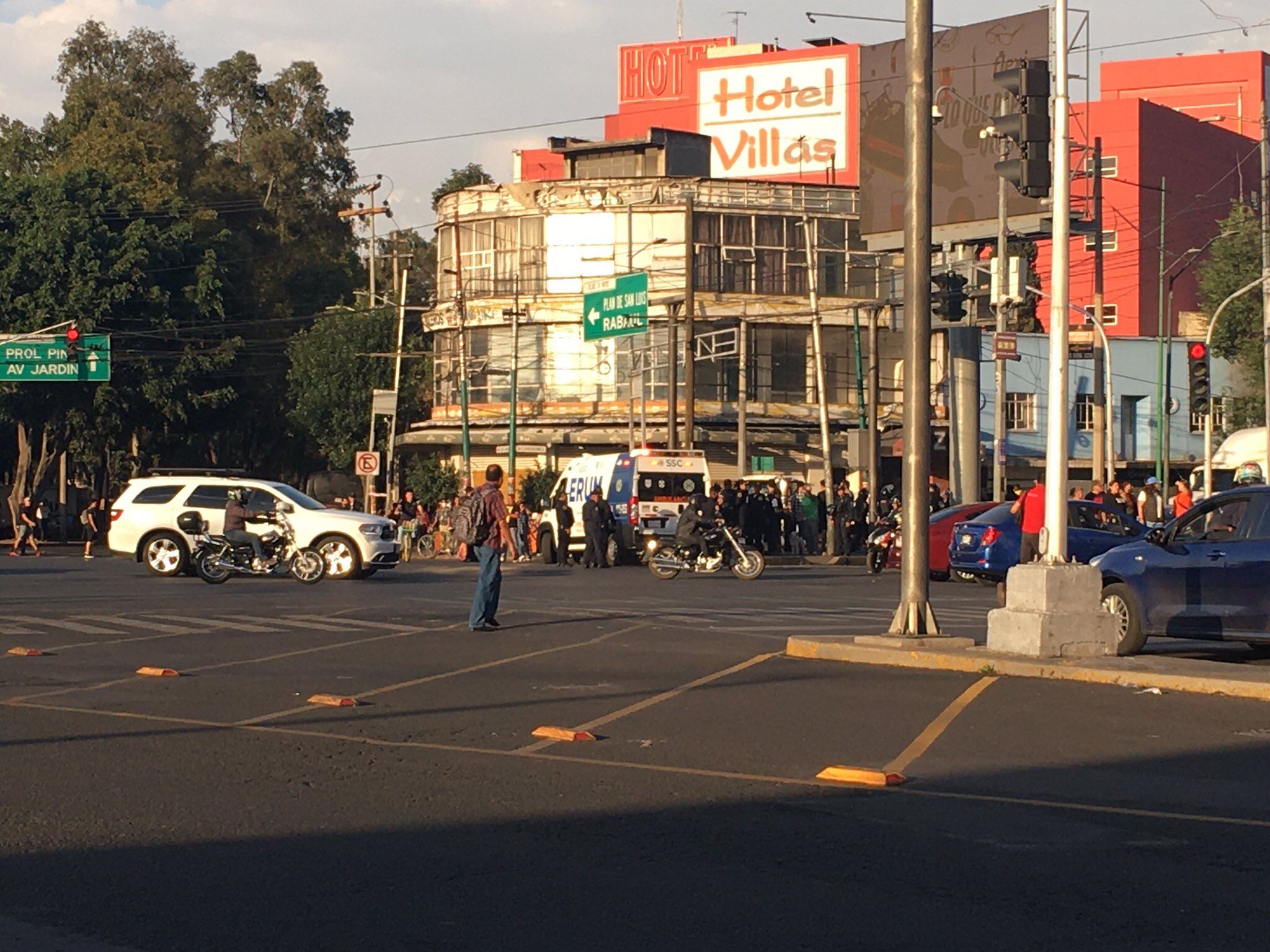 Paramédicos atienden a manifestante atropellada en Calzada Camarones