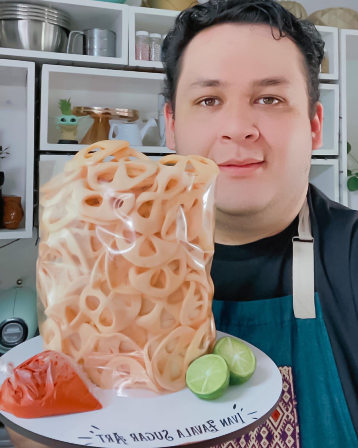 Iván Zavala y pastel de chicharrones