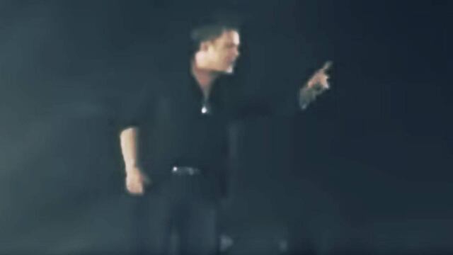 Alejandro Sanz defiende a fan en BC.