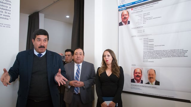 Javier Corral, gobernador de Chihuahua, en la presentación de la "Expo Impunidad: El Saqueo de César Duarte protegido del Régimen", que se realiza en la Casa del Gobierno de este Estado.
