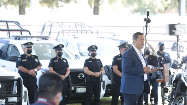 Diego Sinhue Rodríguez Vallejo en la entrega de equipo a la policía municipal