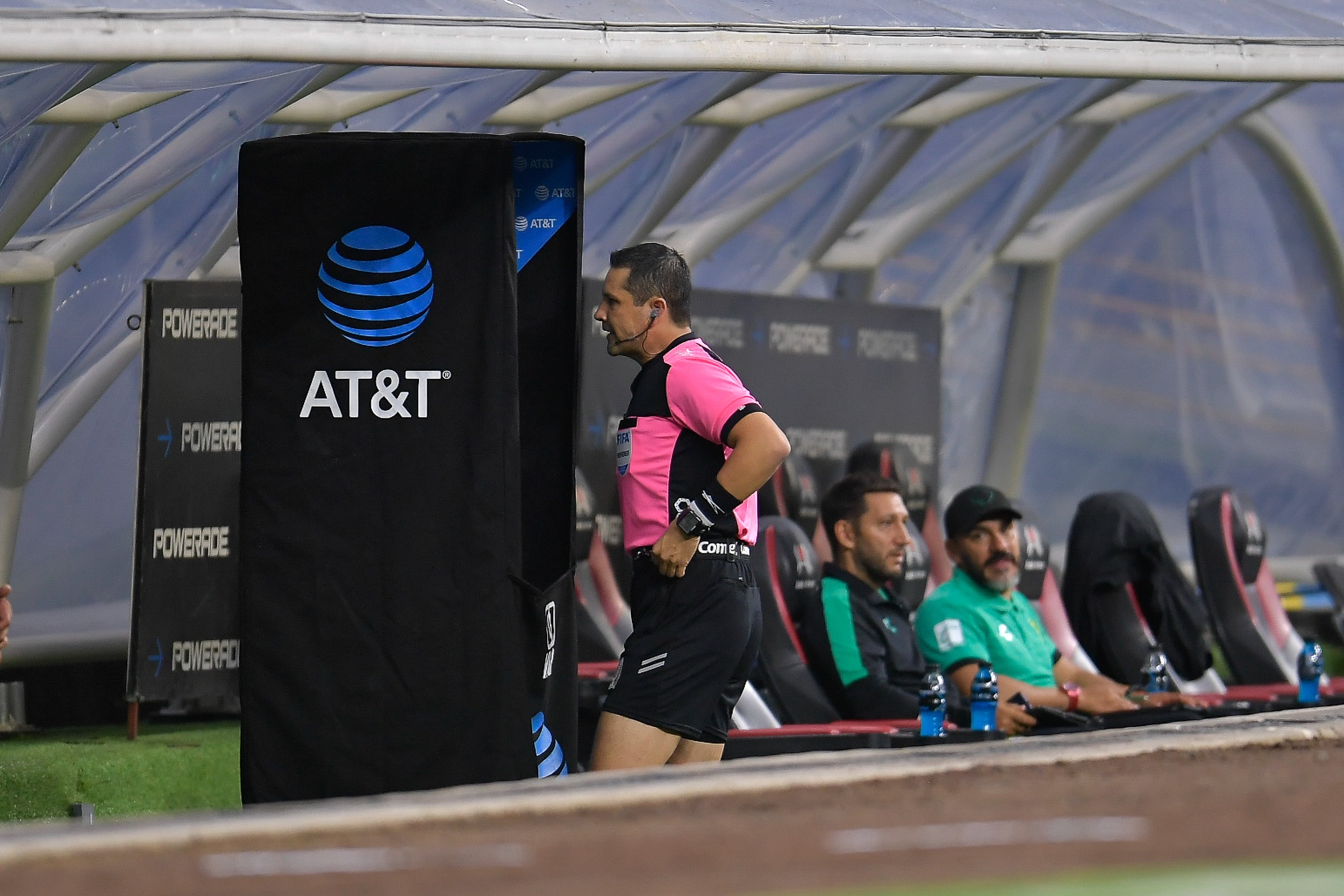 Diego Montaño revisa el VAR en el Estadio Azteca