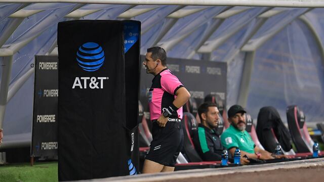 Diego Montaño revisa el VAR en el Estadio Azteca