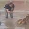VIDEO: Pasea a tigre como si fuera un perro y se le escapa
