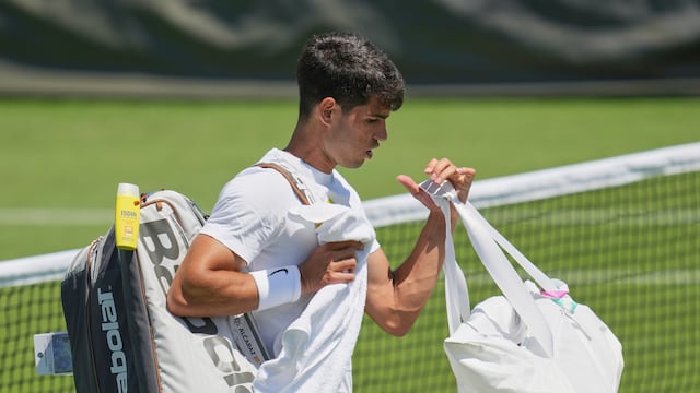 Carlos Alcaraz en un entrenamiento previo al inicio de Wimbledon 2025.