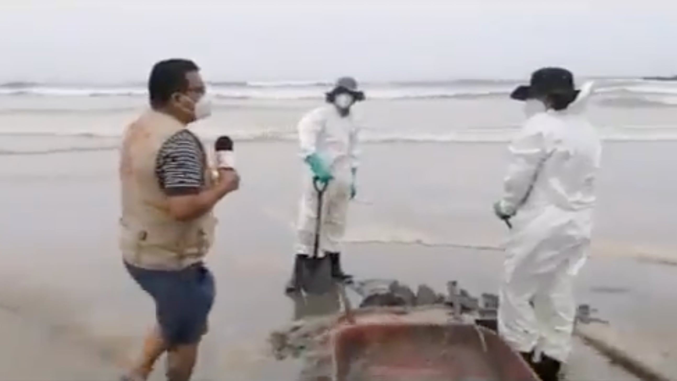 Periodista entrevista a trabajador