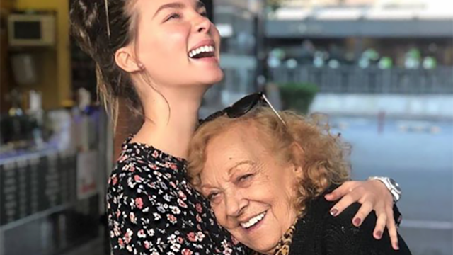 Belinda junto a su abuela