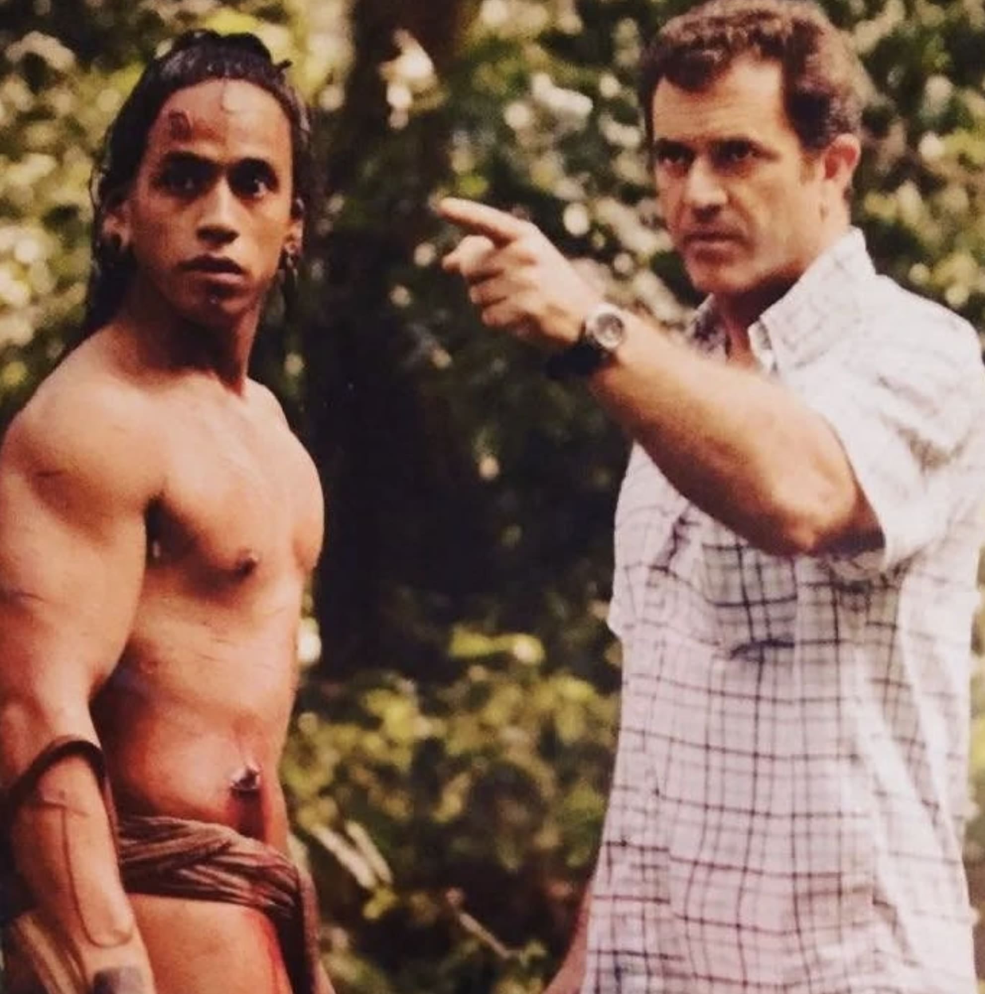 Rudy Youngblood y Mel Gibson en la filmación de Apocalypto