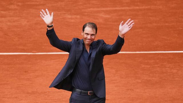 La arcilla llora y canta al eterno Rafael Nadal: El español rompió en llanto tras increíble homenaje en Roland Garros