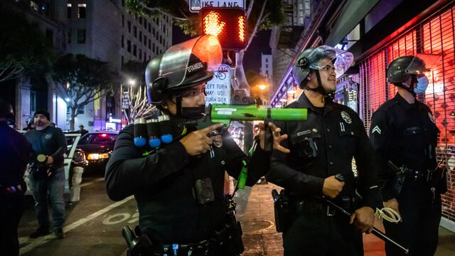 Policía dispera a los fans de Los Angeles Rams