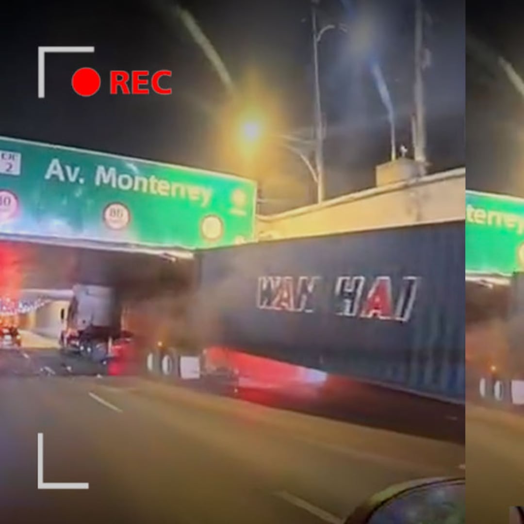 Tráiler choca con puente en Viaducto Miguel Alemán y pierde la caja