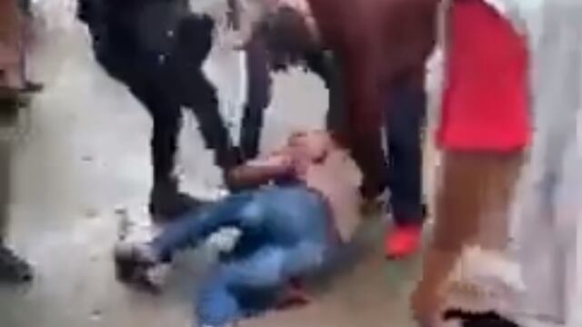 Pasajeros patean a presunto ladrón en Nicolás Romero