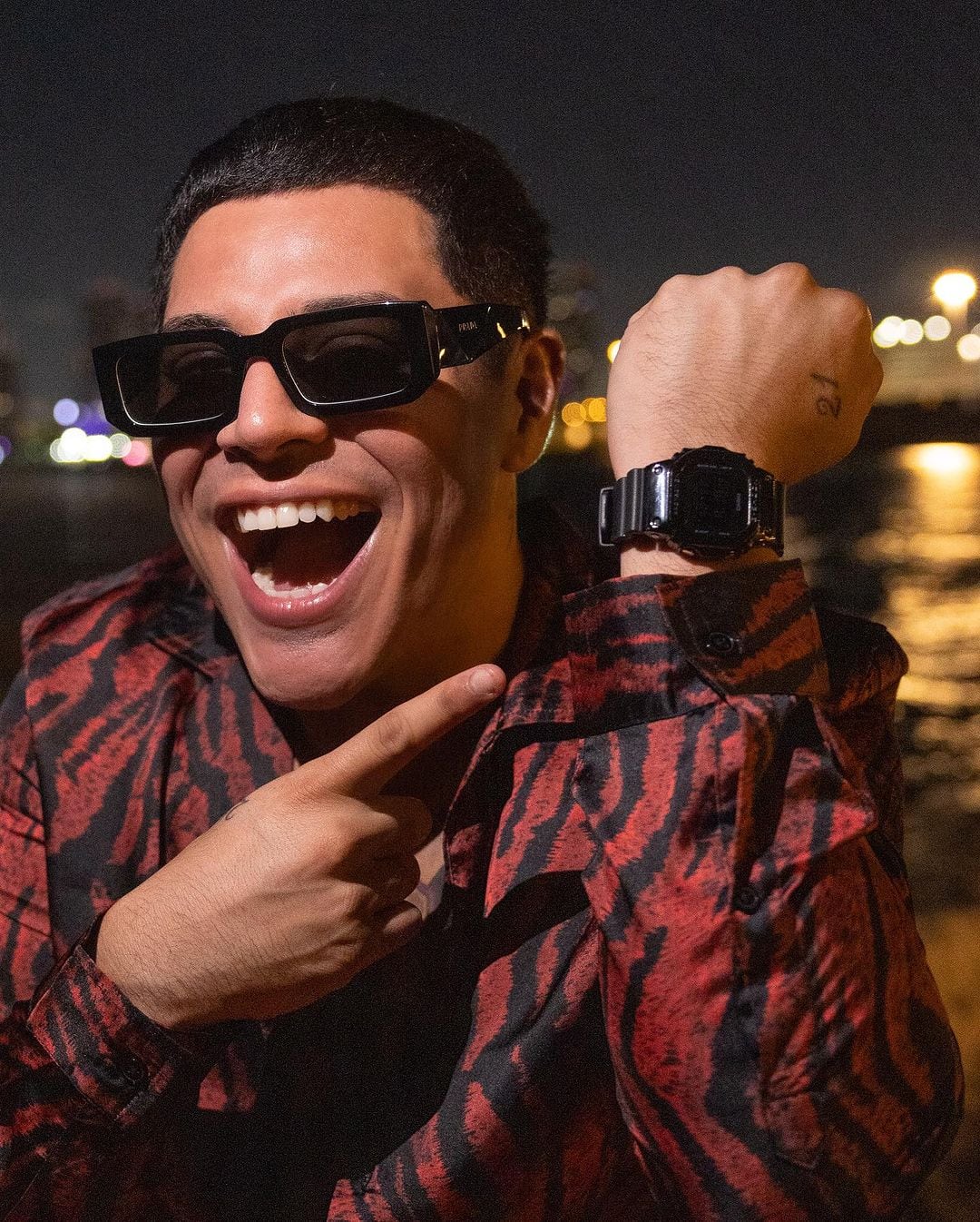 Eduin Caz supera el robo y si va de fiesta con Ronaldinho.