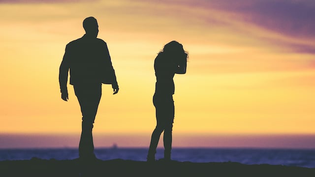 Pareja terminando relación