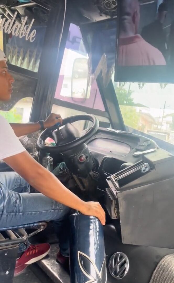 Microbús con televisión instalada