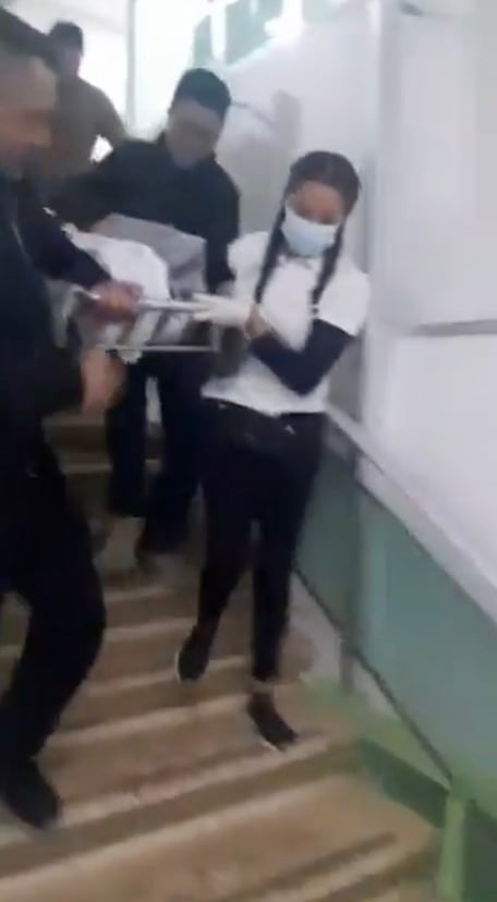 Bajan a paciente muerto en el IMSS por escaleras principales a falta de elevador y personal