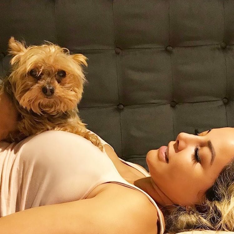 Aleida Núñez y su perrita Bambi.