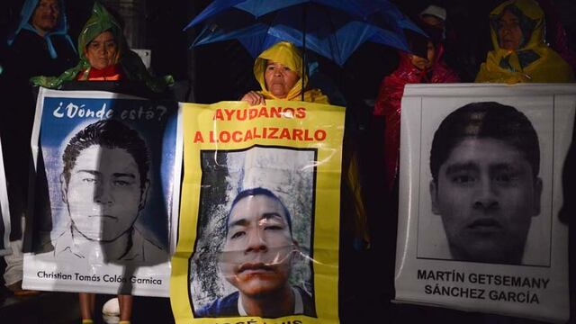 Padres de familia al exterior de la Residencia Oficial de Los Pinos el 24 de Noviembre de 2014 Foto: Cuartoscuro