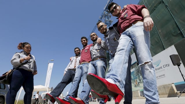 Hombres que usan zapatos de tacón alto posan para una foto durante una marcha para protestar contra la violencia sexual contra las mujeres, en un evento de recaudación de fondos llamado "Walk A Mile In Her Shoes", en Beirut.