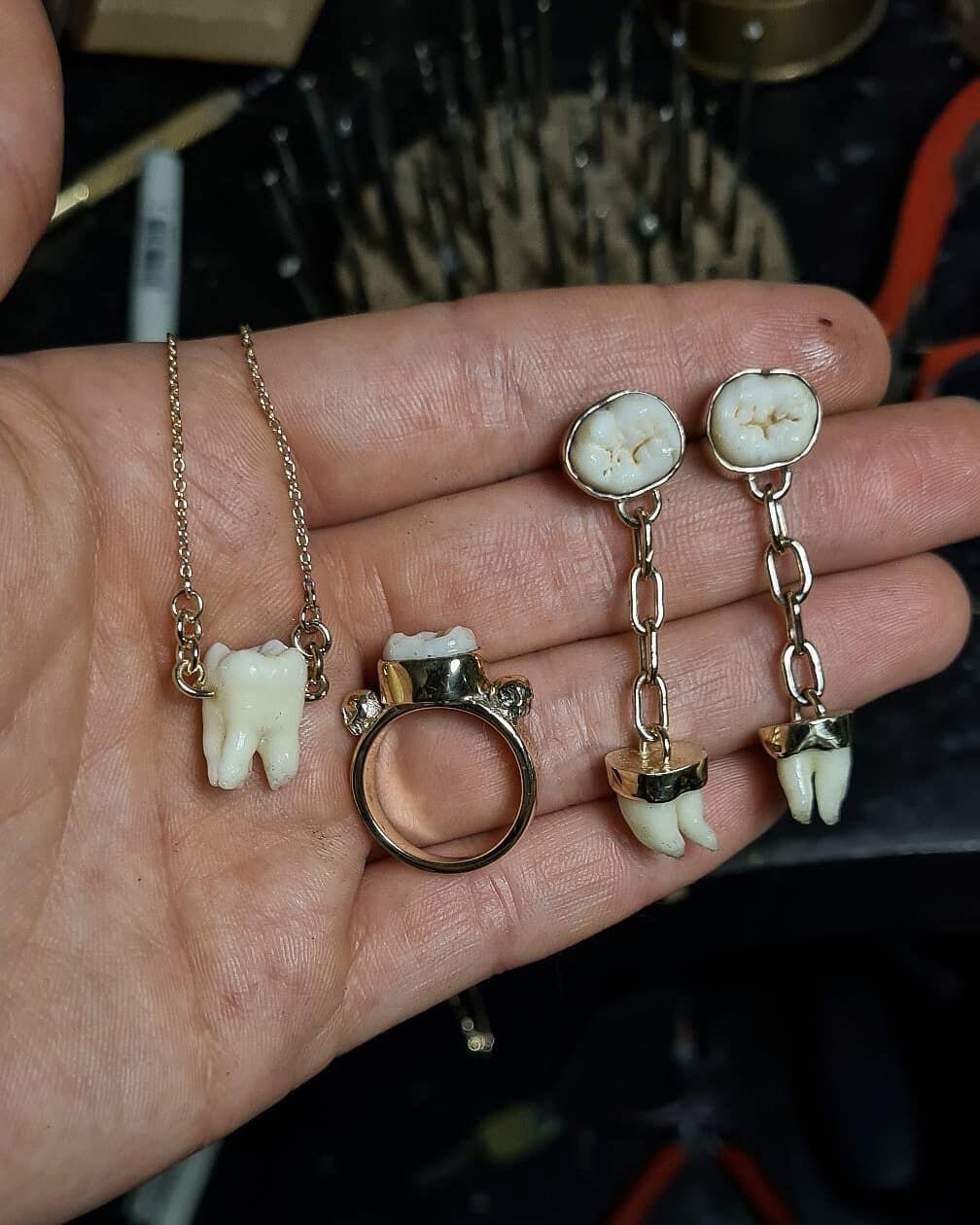 Joyería con dientes humanos