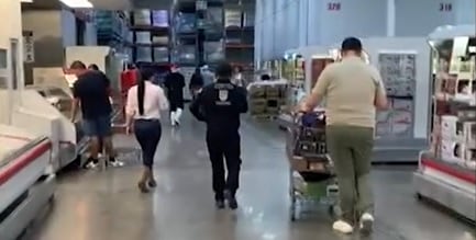 Sandra Cuevas sale de compras con guaruras