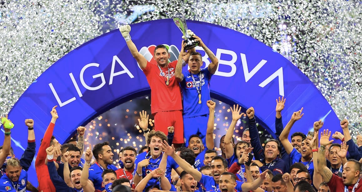 Cruz Azul levanta el trofeo de campeón de la Liga MX