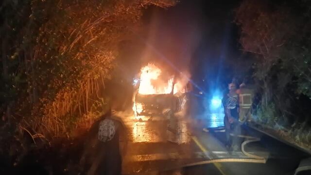 ¿Qué pasa en Nayarit? Bloquean con vehículos quemados caminos de San Blas