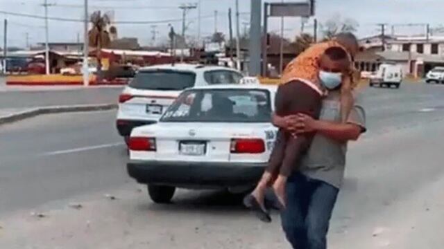 Hombre lleva cargando a su madre