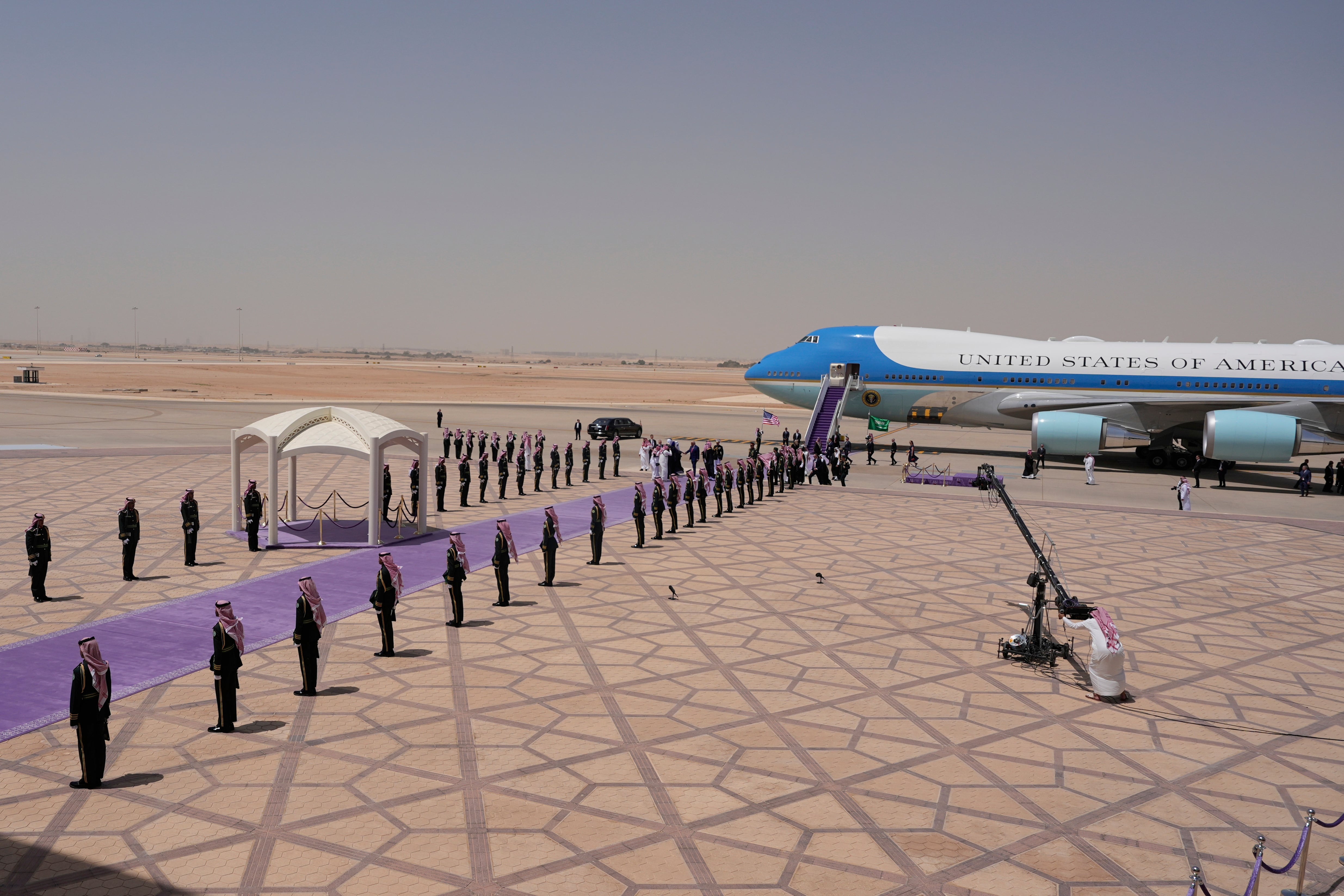 Avión presidencial Air Force One de Donald Trump es recibido con escolta en Qatar
